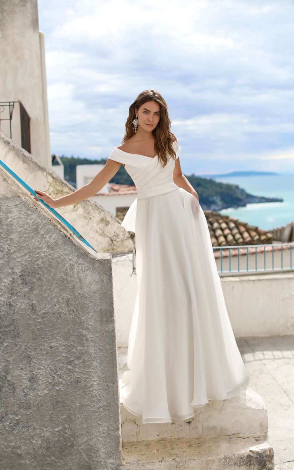 Sposa con abito Luisa Sposa in organza con scollo a barchetta