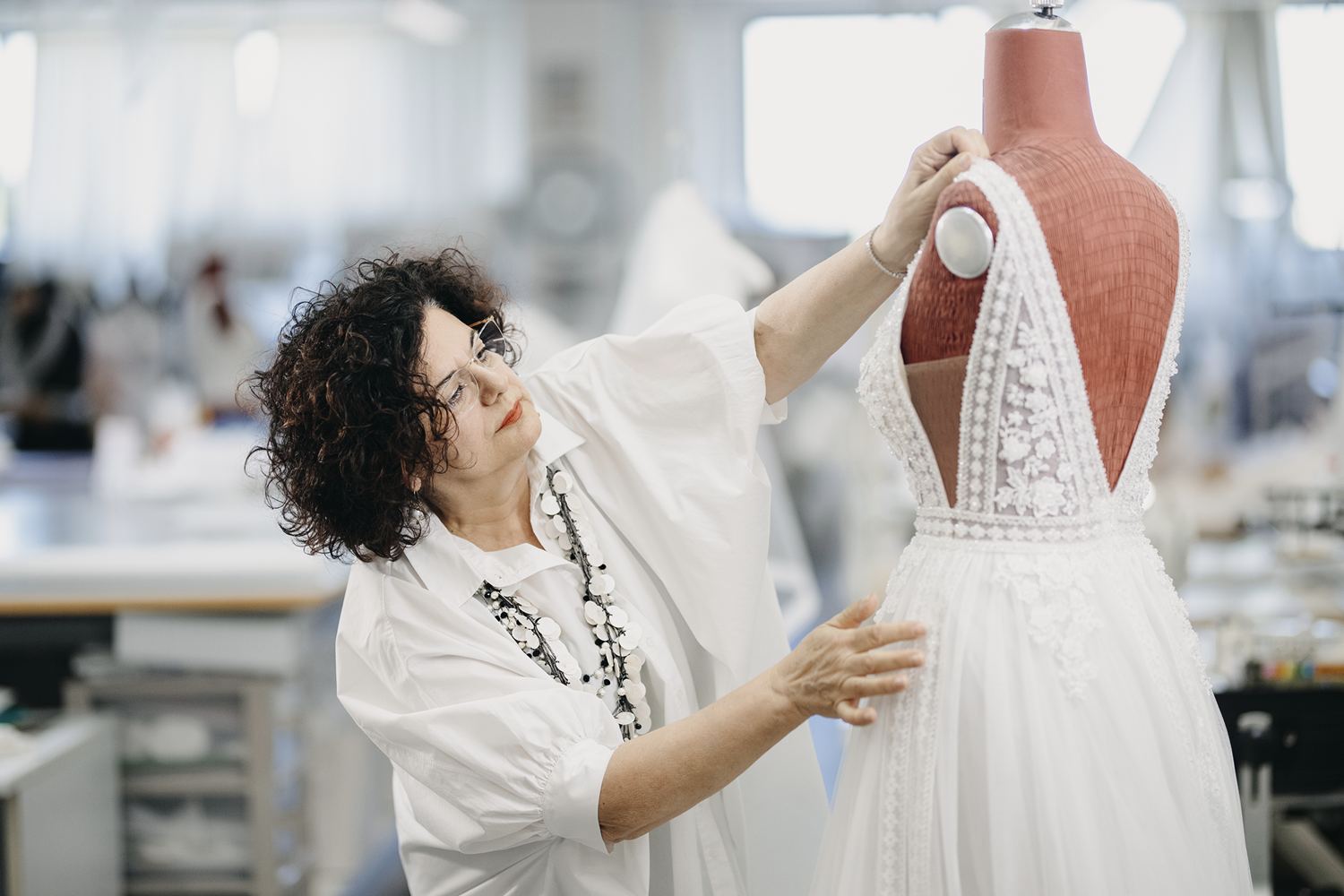 L'Ufficio Stile Luisa Sposa al lavoro su un abito in atelier